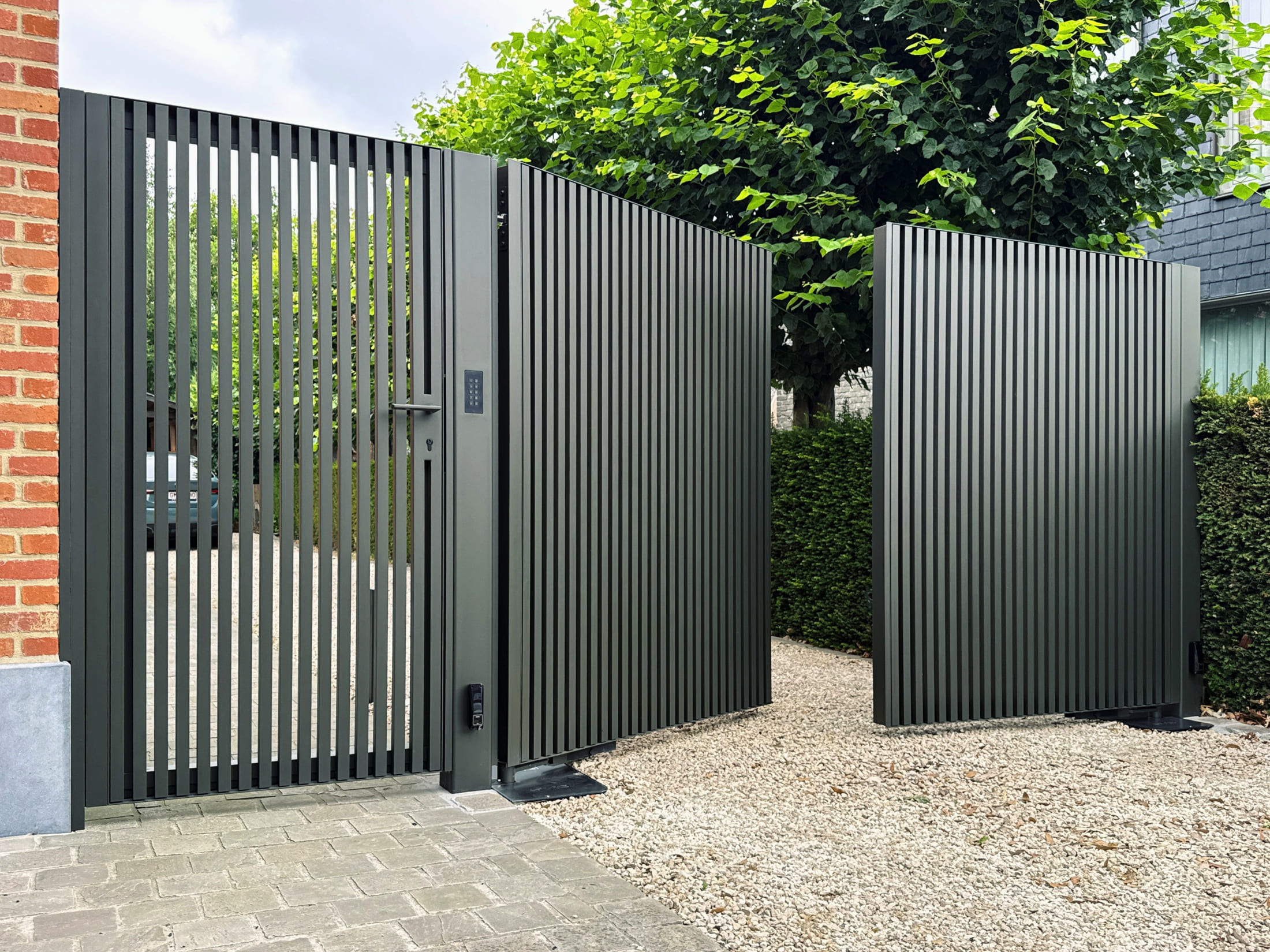 Dubbele draaipoort in olijfgroen te Zottegem in Zottegem
