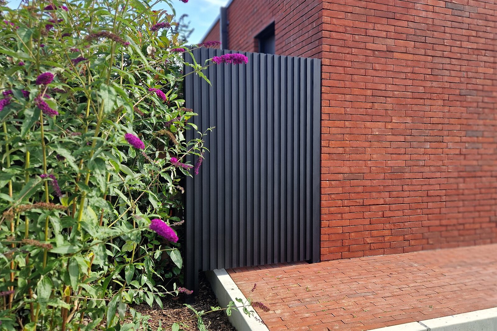 Tuinpoorten met zwarte Alinel-profielen in Zwalm in Zwalm