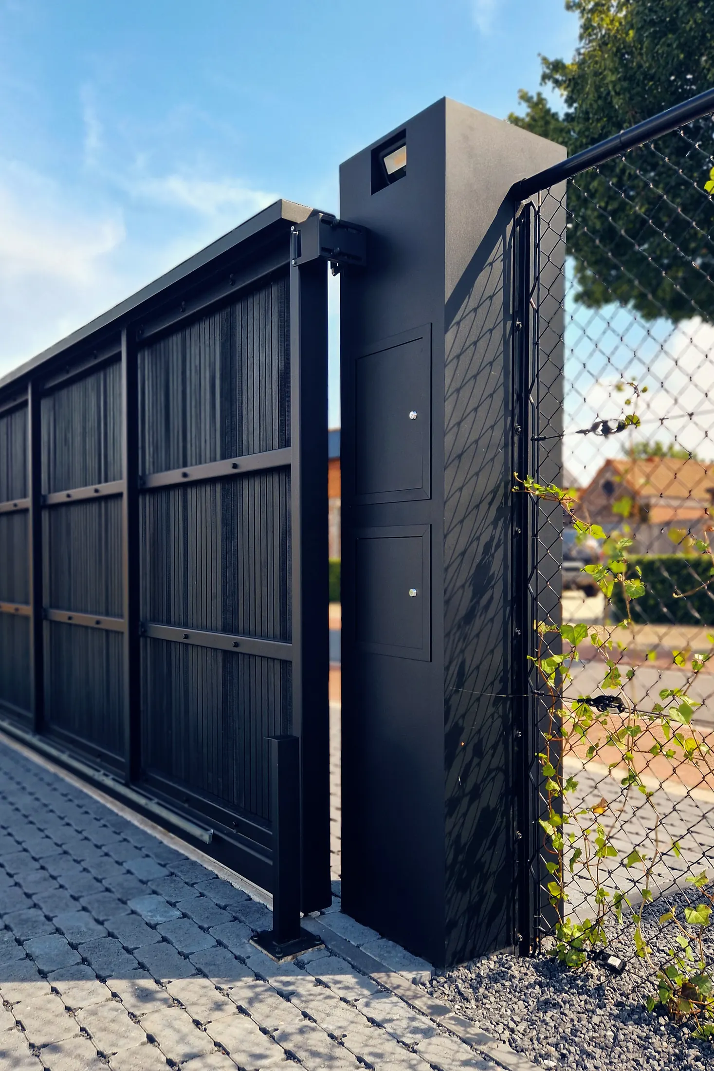 Schuifpoort op rail bekleed met gezwarte thermowood in Nazareth