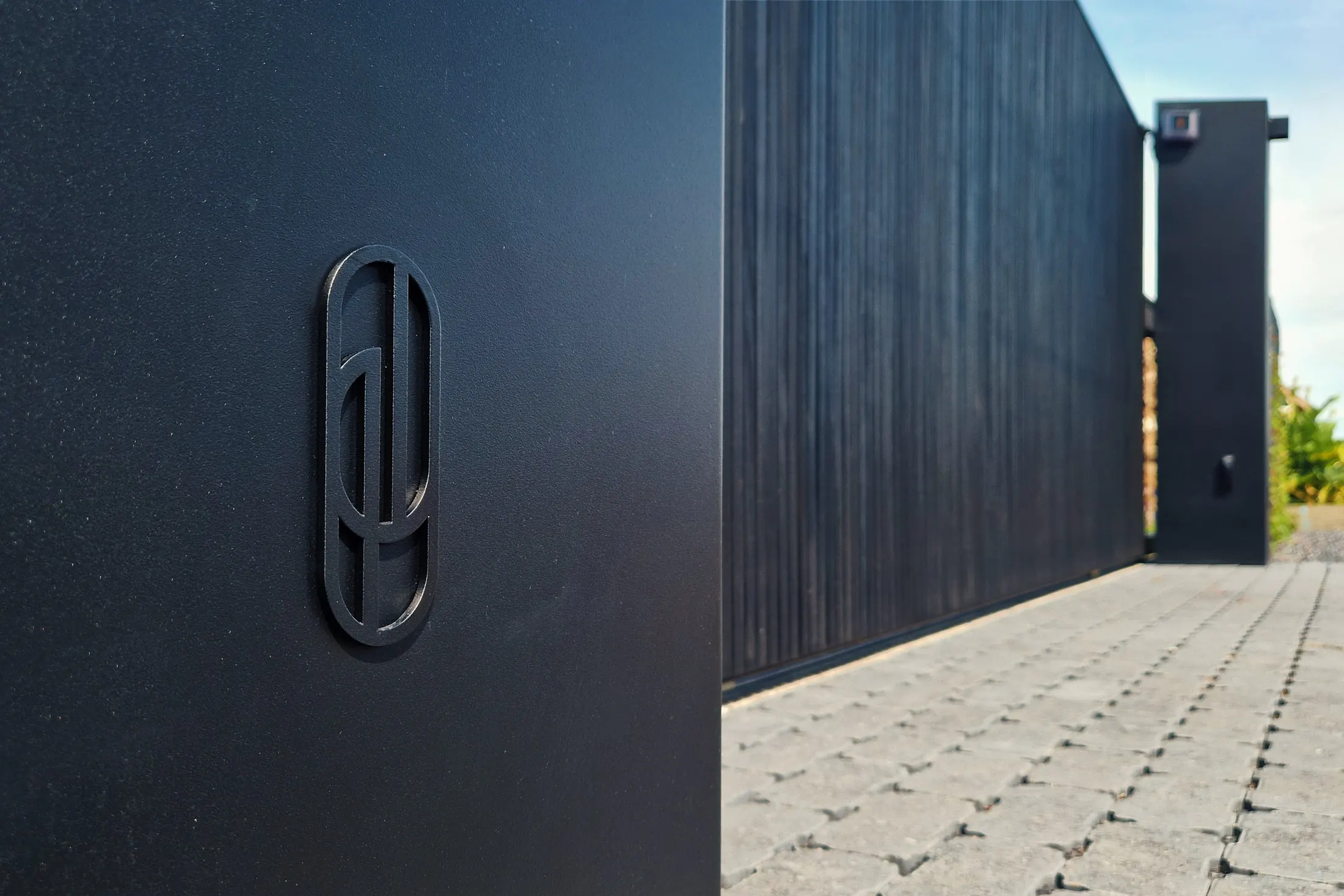 Schuifpoort op rail bekleed met gezwarte thermowood in Nazareth