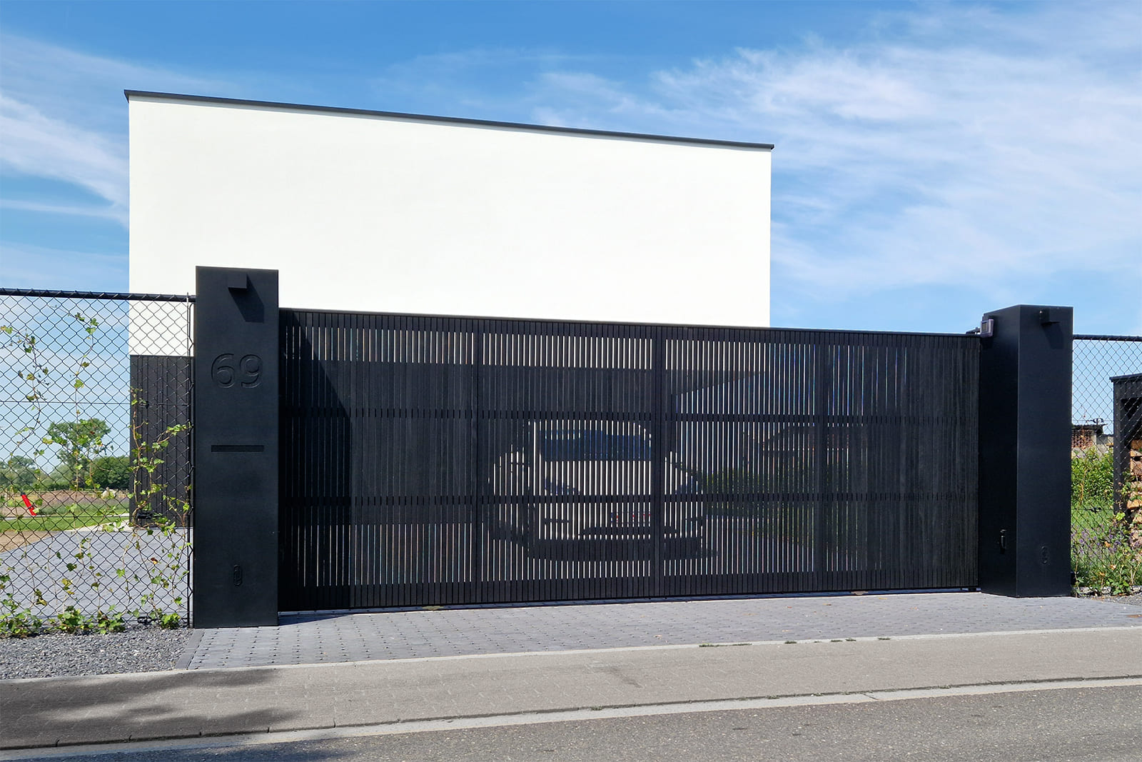 Schuifpoort op rail bekleed met gezwarte thermowood in Nazareth