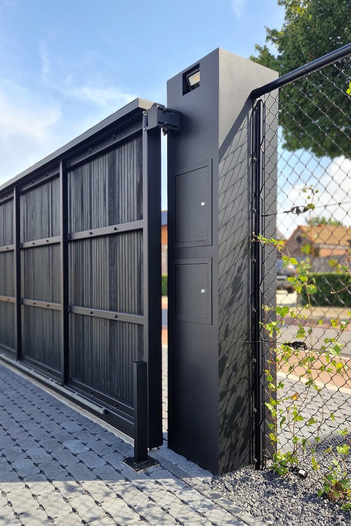 Schuifpoort op rail bekleed met gezwarte thermowood in Nazareth