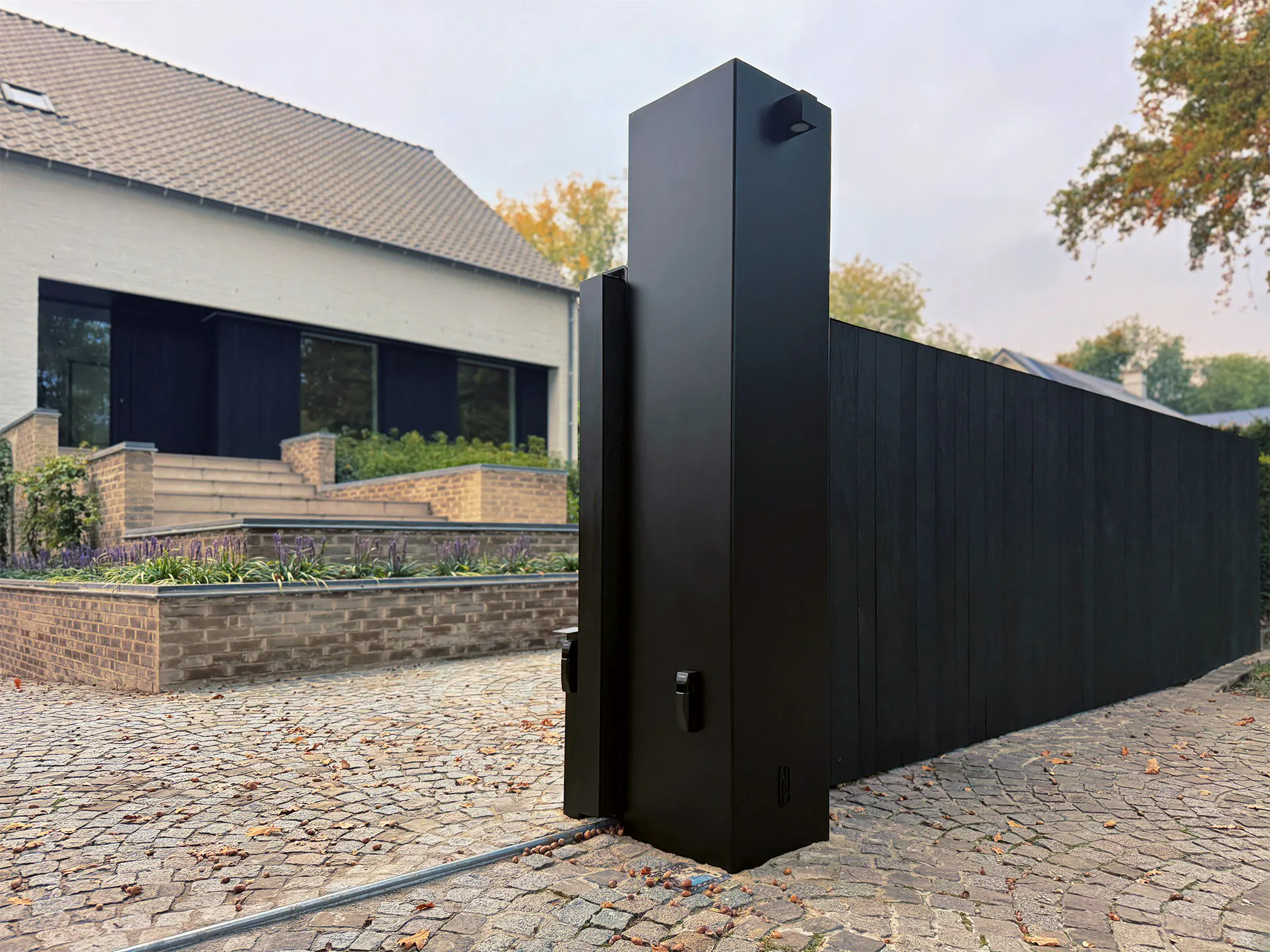 Schuifpoort met vast paneel in zwart geborsteld hout in Aalst